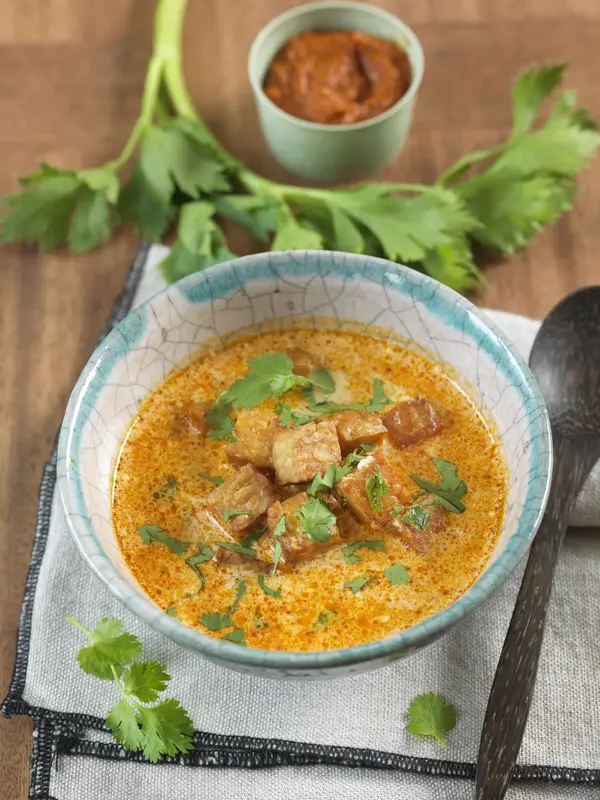 Soupe au curry et au tempeh frit - Recette à Prix Engagés Novembre 2025