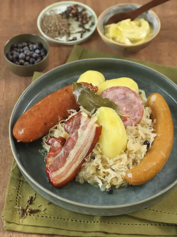 Choucroute à la bière rousse et son assortiment de charcuteries
